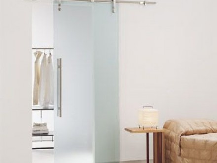 Puerta corredera de cristal templado y guía de acero inoxidable